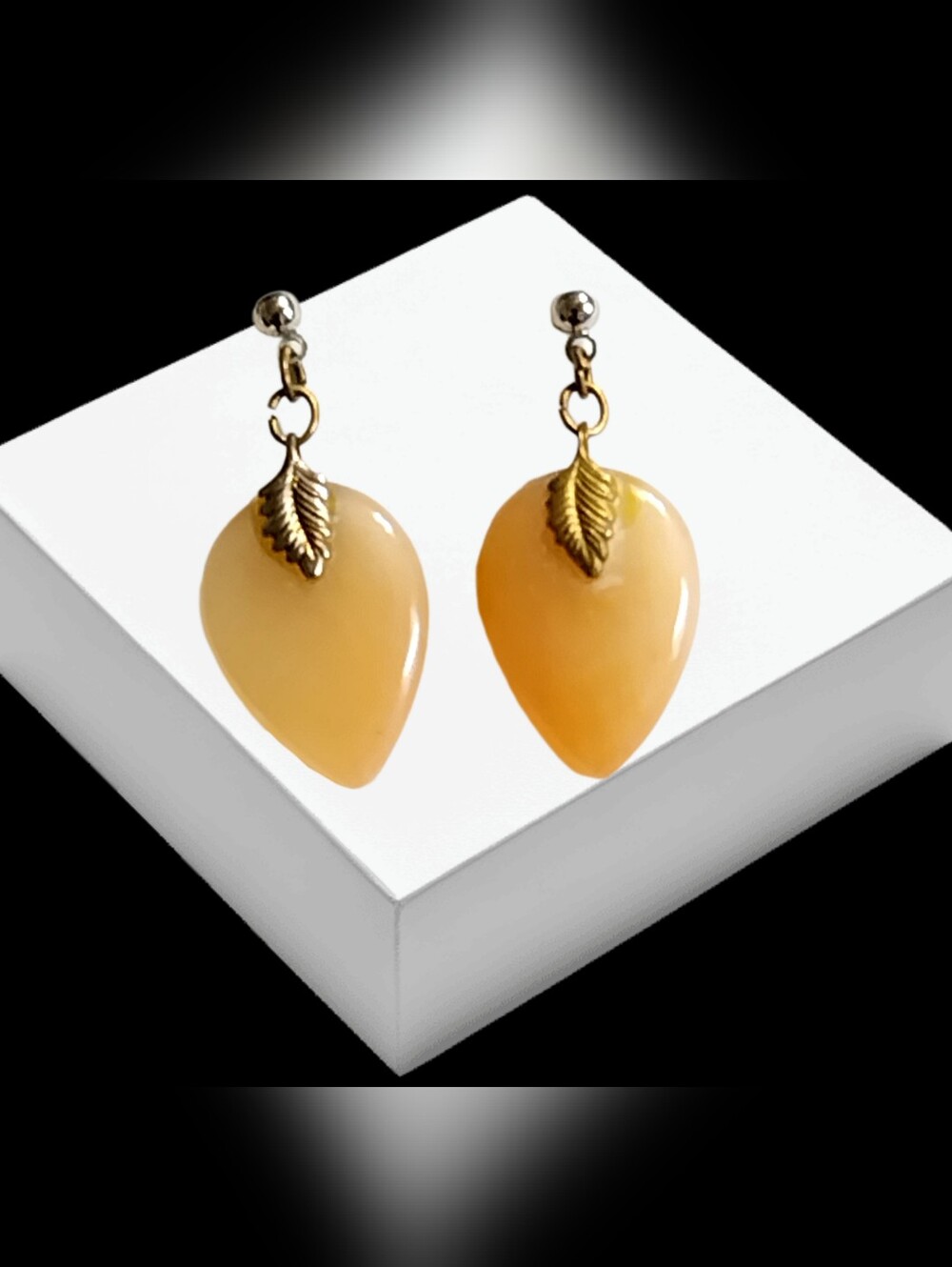 ๐ 10/$20. Yellow Teardrop Gold Tone Leaf Dangle Pierced Earrings 1.75"